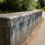 Белесые разводы на бетонных парапетах летом и их источник