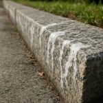 Причины белых разводов на гранитных бордюрах после снега
