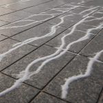 Белые разводы на гранитных плитах после снега и их источники