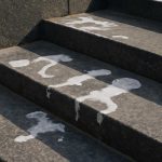 Белые разводы на гранитных ступенях после зимы и их причины