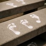 Почему снег оставляет белые следы на бетонных скамейках зимой