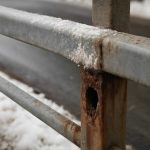 Как дорожная соль ускоряет коррозию металлических лестничных перил