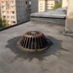 Почему летняя пыль забивает дренажные отверстия на крышах