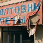 Почему сильный ветер ускоряет износ баннеров на торговых фасадах