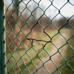 Сильный ветер и ускоренный износ сетчатых заборов площадок