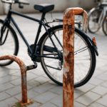 Ночная сырость и коррозия уличных велосипедных стоек