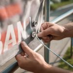 Почему ветреная погода срывает крепеж рекламных баннеров