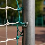 Зимний холод и состояние креплений дворовых спортивных сеток