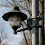 Почему сильный ветер расшатывает крепления уличных фонарей