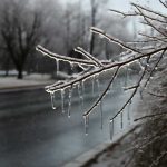 Почему ледяной дождь оставляет сколы на кромках бетонных ступеней