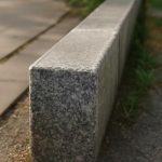 Почему на гранитных бордюрах после дождя появляются матовые участки