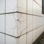 Причины микротрещин на керамической облицовке фасадов