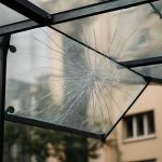 Причины микротрещин на стеклянных навесах после ветра