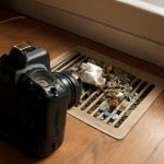 Как сильный ветер заносит мусор в вентиляционные решетки зданий