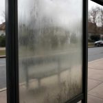 Почему туман усиливает мутность на стеклянных остановочных панелях