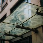 Почему ливни оставляют мутные разводы на стеклянных козырьках