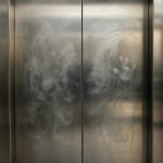 Почему на зеркальных лифтах в торговых центрах появляются мутные разводы