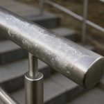 Почему ночная сырость оставляет налет на алюминиевых перилах