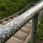 Почему ночная сырость ускоряет налет на металлических перилах
