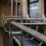 Почему на металлических поручнях в метро появляется налет