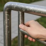Вечерняя сырость и налет на нержавеющих ограждениях