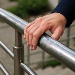 Почему ночная сырость усиливает налет на нержавеющих перилах
