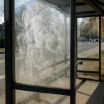 Почему туман оставляет налет на стеклянных остановках у магистралей