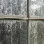 Налет на стеклянных панелях после резкого похолодания
