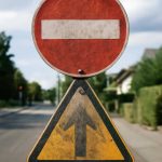 Почему утренний туман оставляет налет на светоотражающих знаках