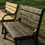 Сырость и потемнение деревянных скамеек во дворах