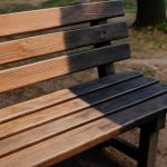 Почему сырость ускоряет потемнение деревянных скамеек во дворах