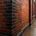 Почему сырость ускоряет потемнение кирпичных фасадов после дождя