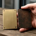Почему сырой воздух ускоряет потемнение медных табличек на фасадах