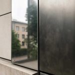 Почему городской смог ускоряет потемнение металлических фасадных деталей