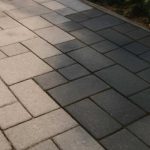 Почему осенний дождь ускоряет потемнение тротуарной плитки