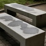 Почему на бетонных скамейках после дождя проступают потемнения