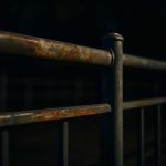 Почему ночью видны потускневшие участки на металлических ограждениях