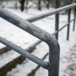 Почему зимой тускнеют участки на металлических перилах