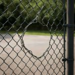 Как сильный ветер повреждает сетчатые ограждения спортплощадок