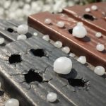Как град разрушает защитные слои уличных рекламных коробов