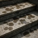 Почему на гранитных ступенях появляются пятна после ливней
