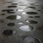 Почему на металлических опорах после дождя раньше видны пятна
