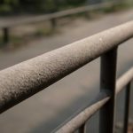 Почему пыль после уборки оседает на металлических ограждениях