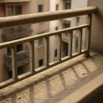 Почему ветреная погода усиливает пылевые отложения на балконах