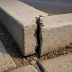 Морозная оттепель и расслоение швов на бетонных бордюрах