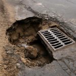 Почему ливни размывают грунт вокруг ливневых решеток