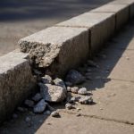 Почему резкие оттепели разрушают кромки гранитных бордюров