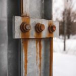 Рыжие подтеки на стальных креплениях зимой и их происхождение