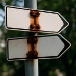 Ржавые подтеки на креплениях уличных указателей и их причины