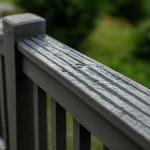 Почему на деревянных перилах проступают серые полосы после дождя